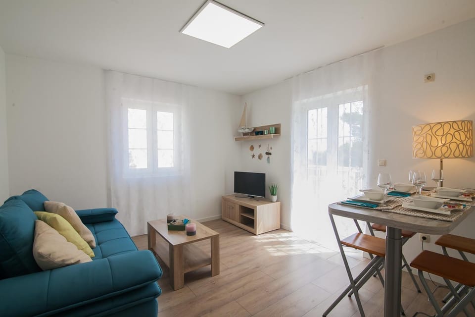 TV and multimedia, Living room, Seating area, Dining area