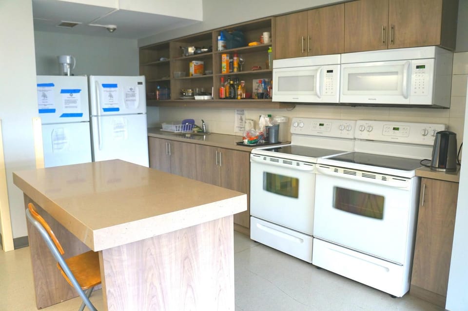 Kitchen or kitchenette, Seating area, Communal kitchen