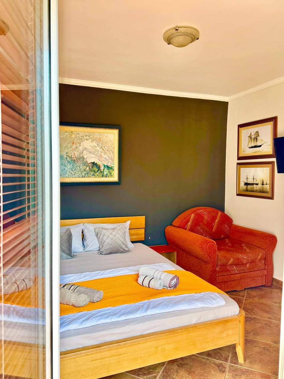 Bed, Seating area, Bedroom, towels
