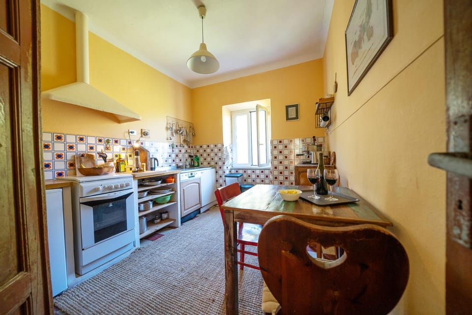 Coffee/tea facilities, Kitchen or kitchenette, Dining area, oven, stove