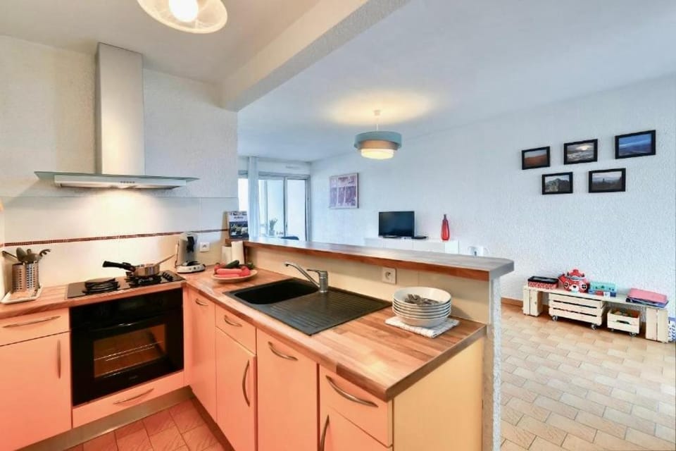 Kitchen or kitchenette, minibar, oven, stove