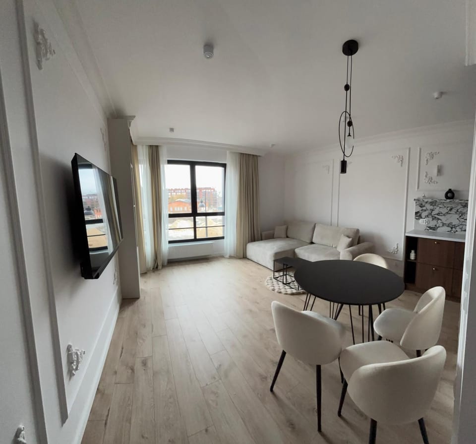 TV and multimedia, Living room, Seating area, Dining area, Evening entertainment