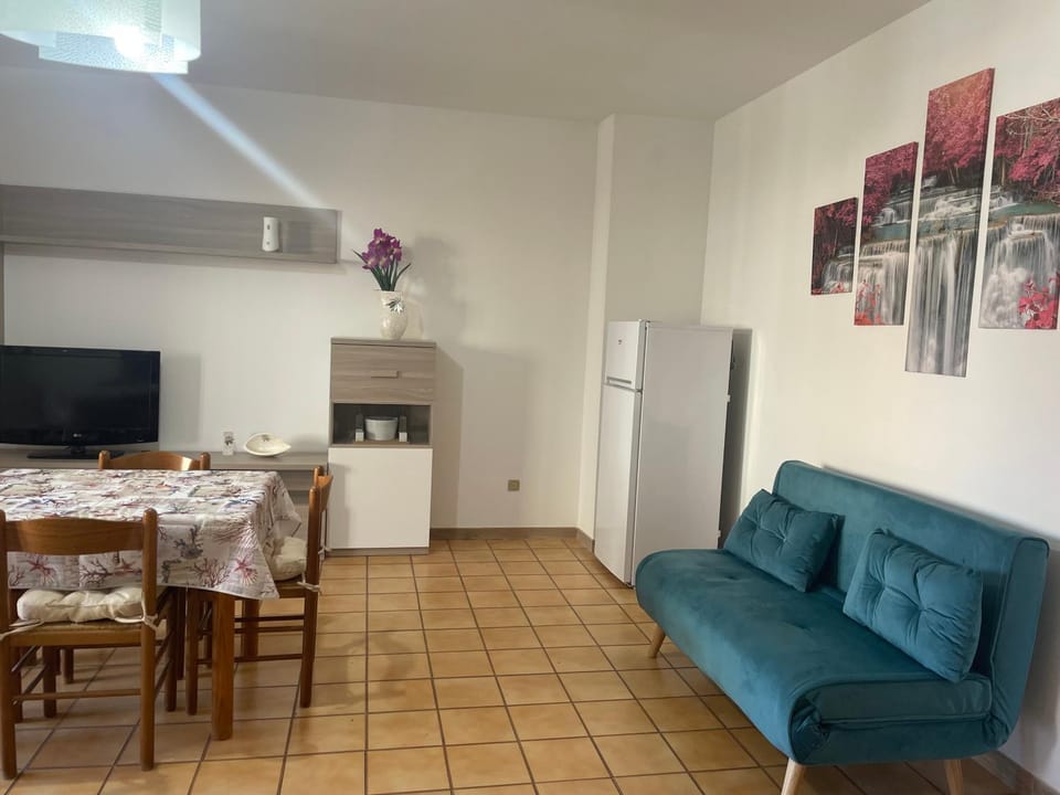 Communal lounge/ TV room, TV and multimedia, Kitchen or kitchenette, Living room, Seating area, Dining area