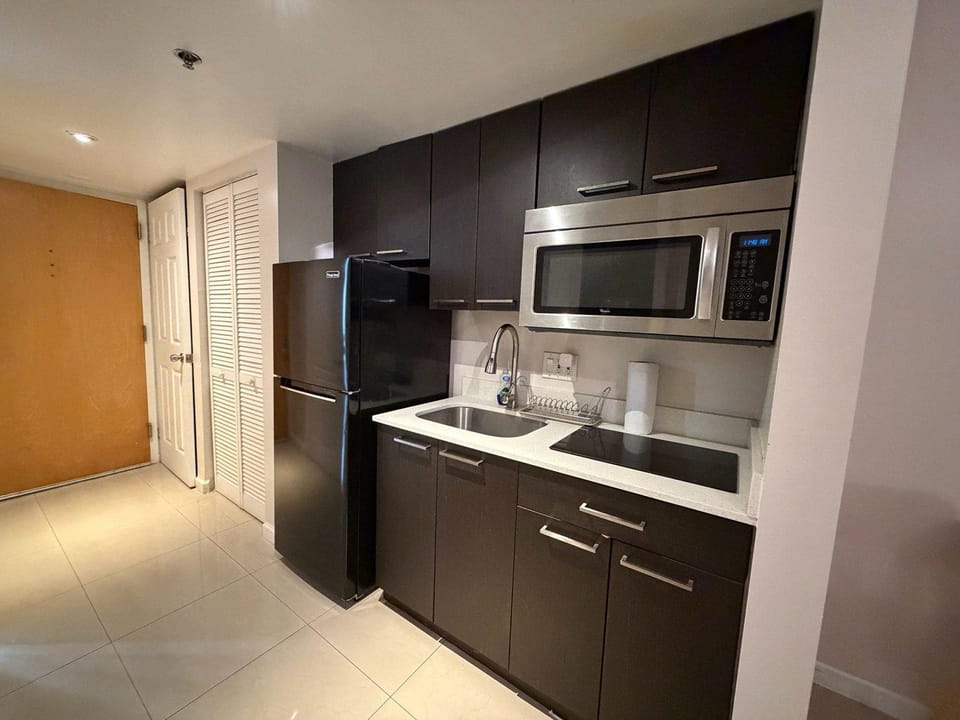 Prime Brickell Location - City View Studio & Free Parking House in Brickell