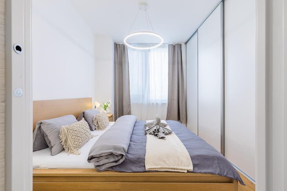 Photo of the whole room, Bedroom, towels