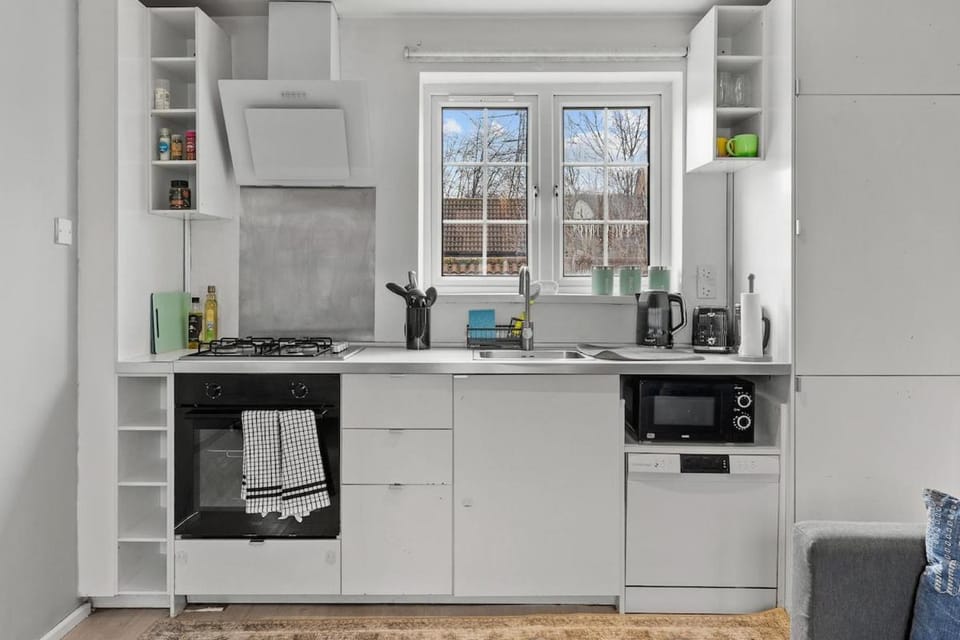 Modern Beckton Home close to Excel and DLR Apartment in London