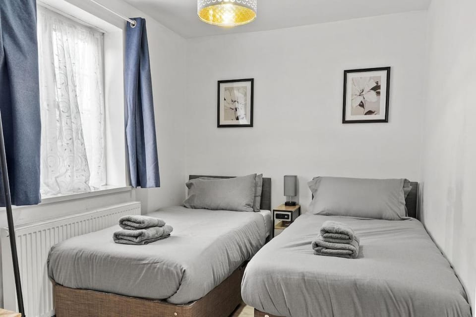 Modern Beckton Home close to Excel and DLR Apartment in London