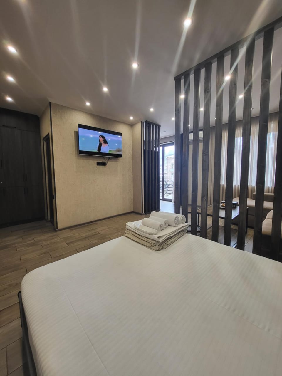 Bed, TV and multimedia, Photo of the whole room, Bedroom, towels