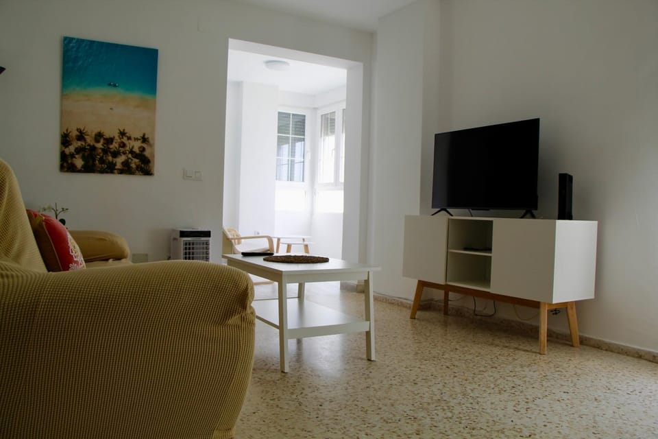 TV and multimedia, Living room, Lounge or bar, Seating area, Evening entertainment