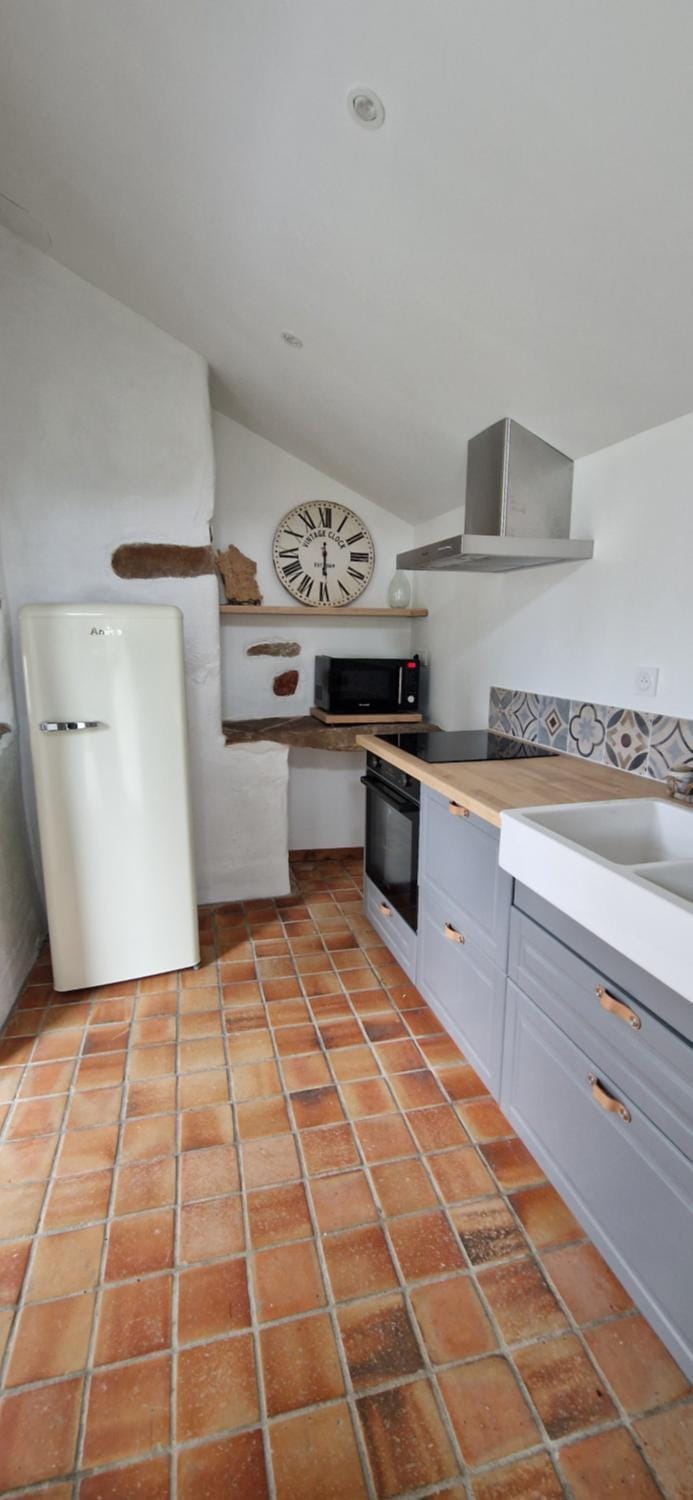 Kitchen or kitchenette, oven, stove