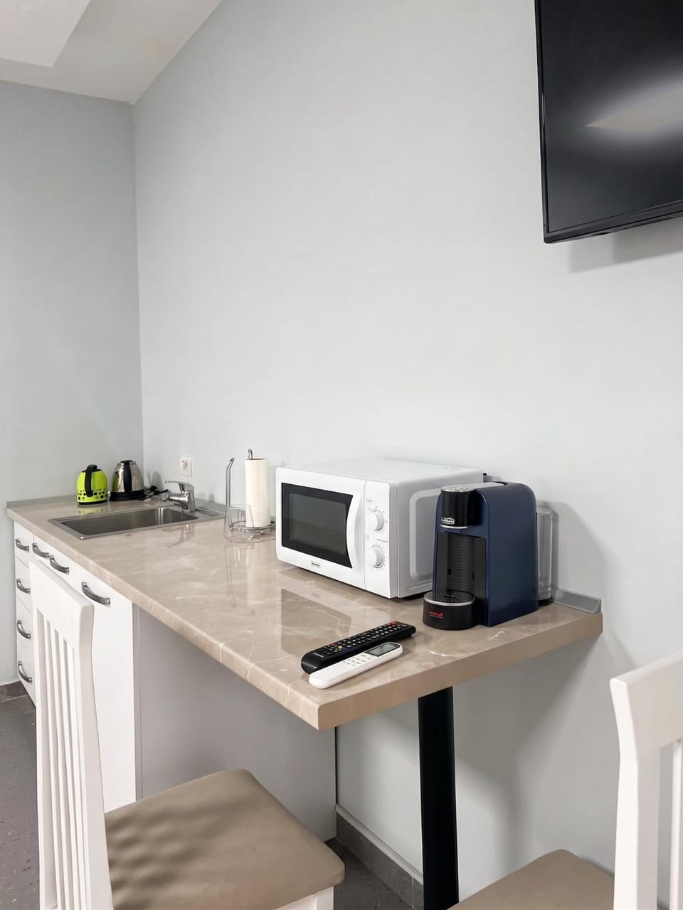 Kitchen or kitchenette, minibar, toaster