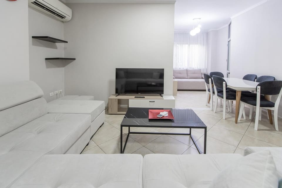 Communal lounge/ TV room, TV and multimedia, Kitchen or kitchenette, Living room, Seating area, Dining area, Evening entertainment, air conditioner