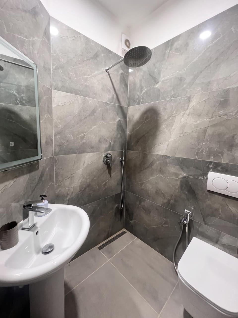 Shower, Toilet, Bathroom, towels