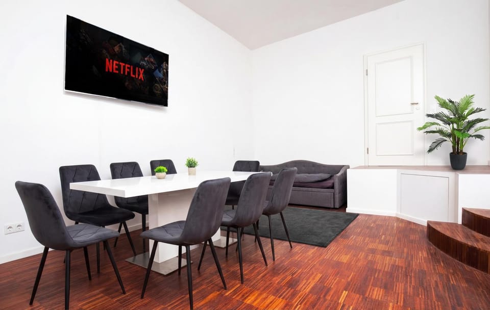 TV and multimedia, Living room, Seating area, Dining area