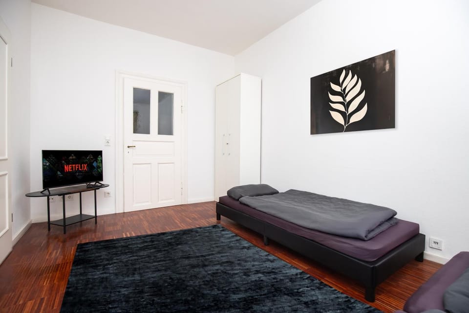 TV and multimedia, Photo of the whole room, Bedroom