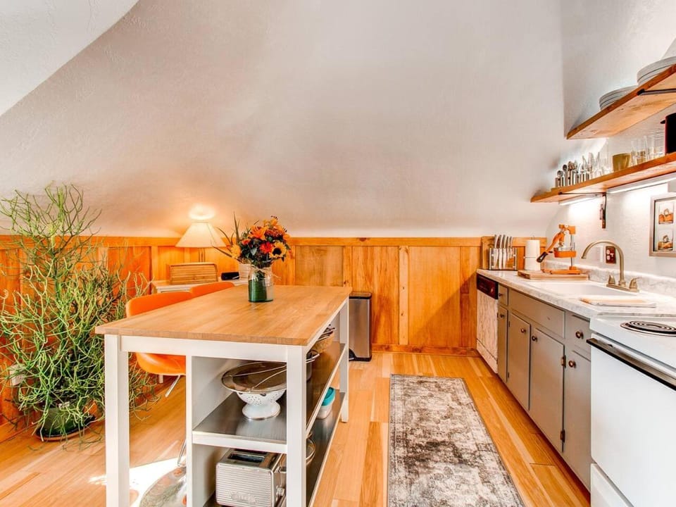 Charming Carriage House in Capital Hill Bed and Breakfast in Capitol Hill