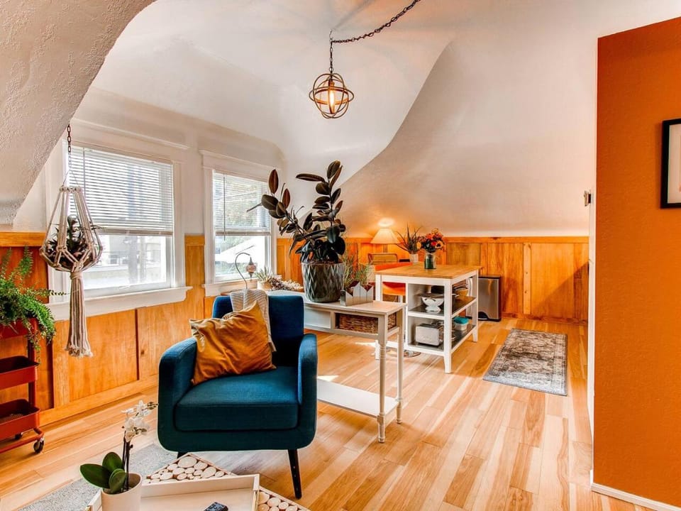 Charming Carriage House in Capital Hill Bed and Breakfast in Capitol Hill