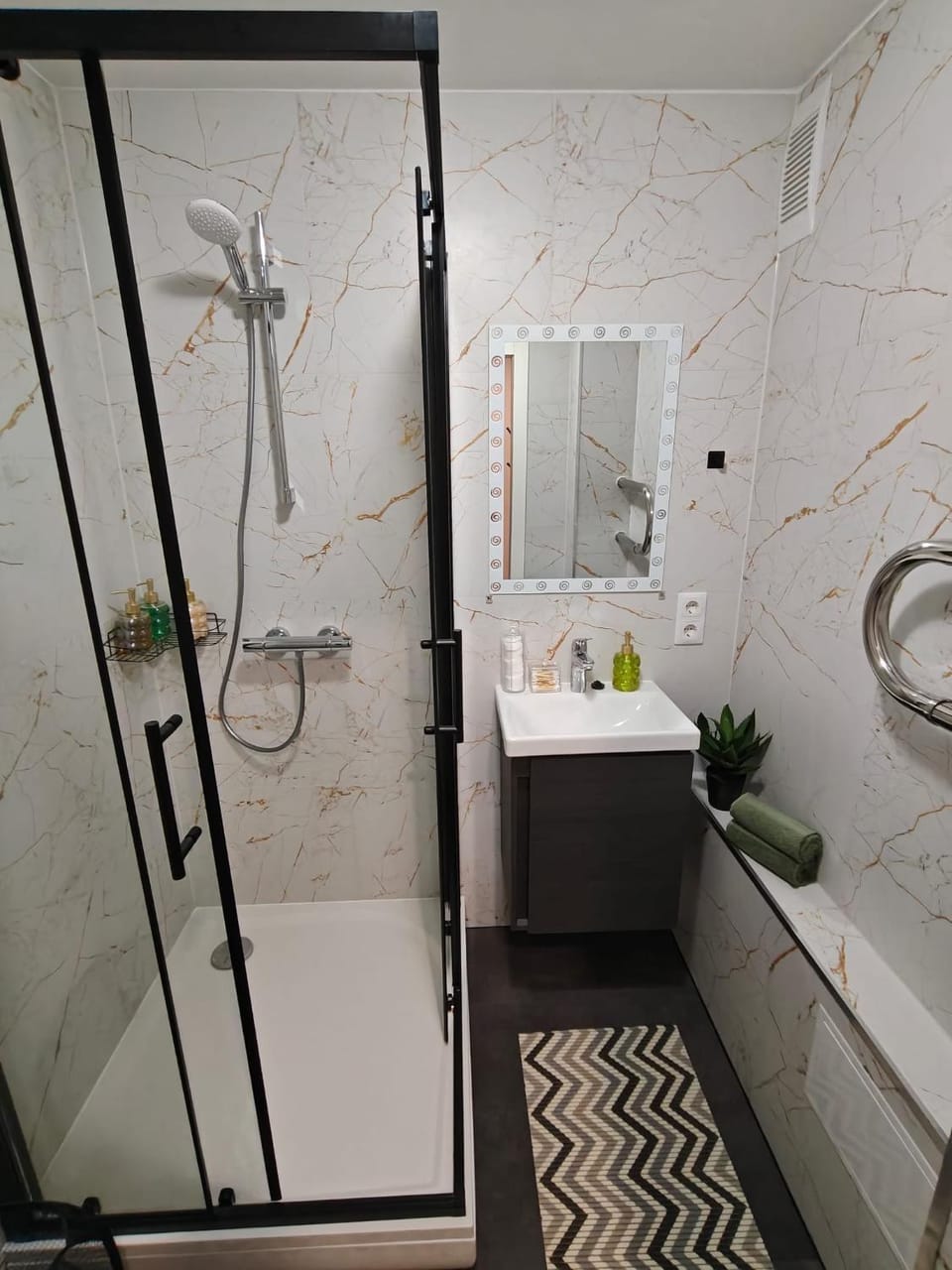 Shower, Bathroom, towels