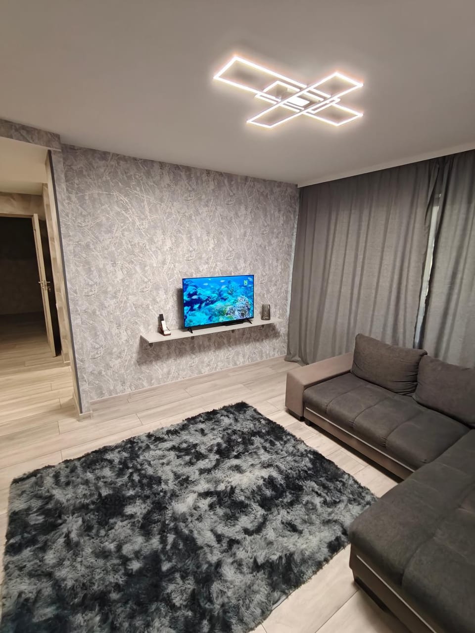 Bed, TV and multimedia, Seating area