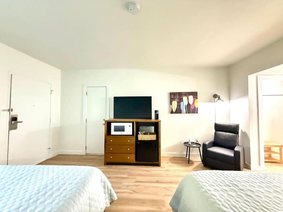 Water Vibes Studio Walk to Downtown Trolley Unit 305 Apartment in Eureka Springs