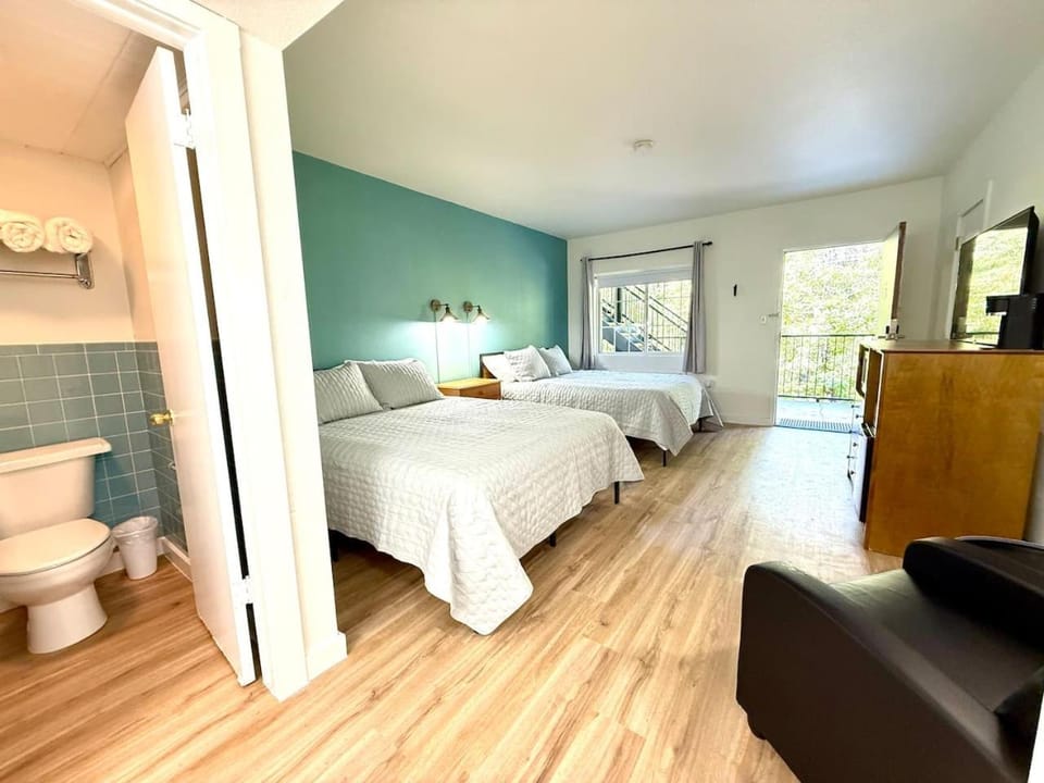 Water Vibes Studio Walk to Downtown Trolley Unit 305 Apartment in Eureka Springs