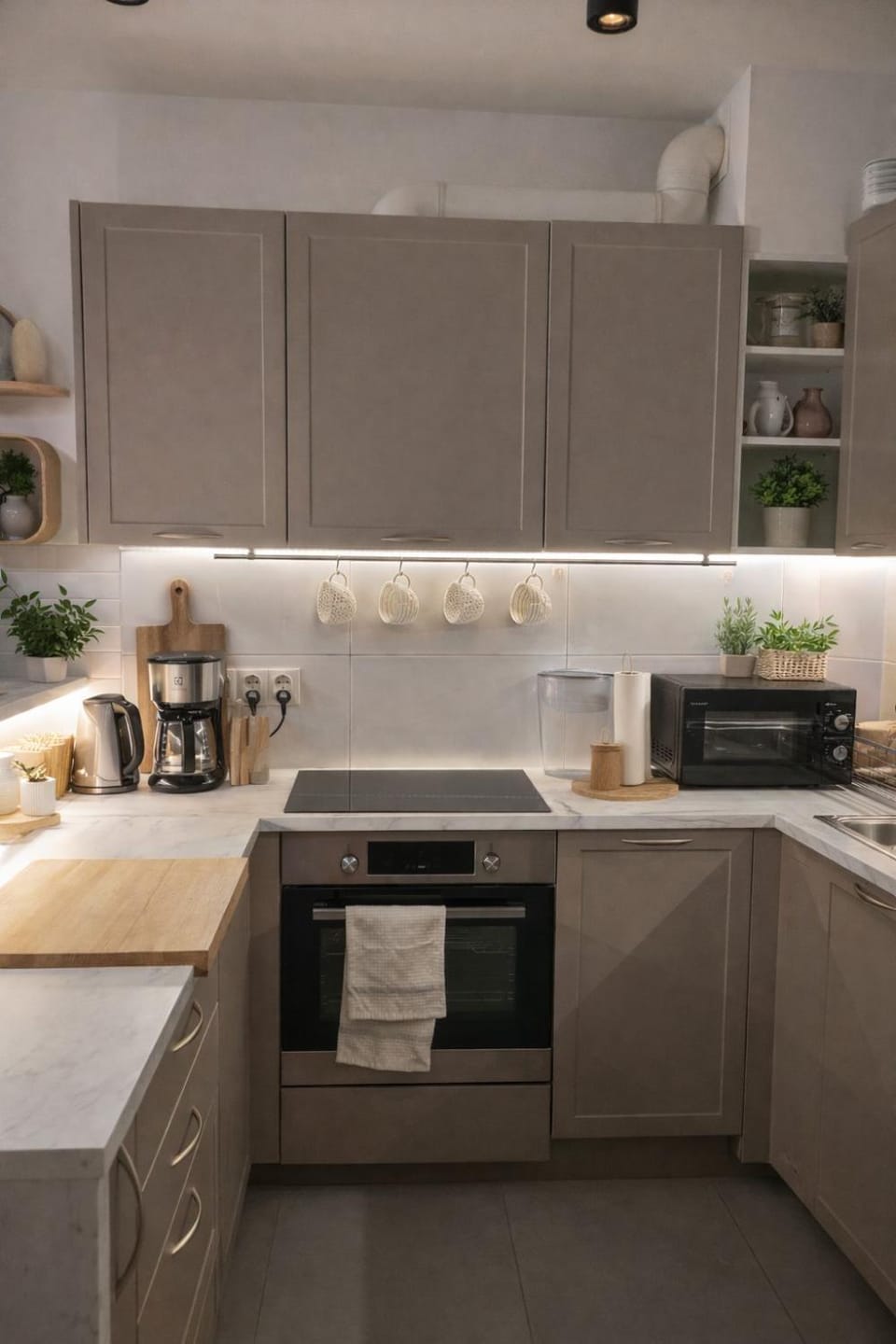 Coffee/tea facilities, Kitchen or kitchenette, dishwasher, microwave, stove