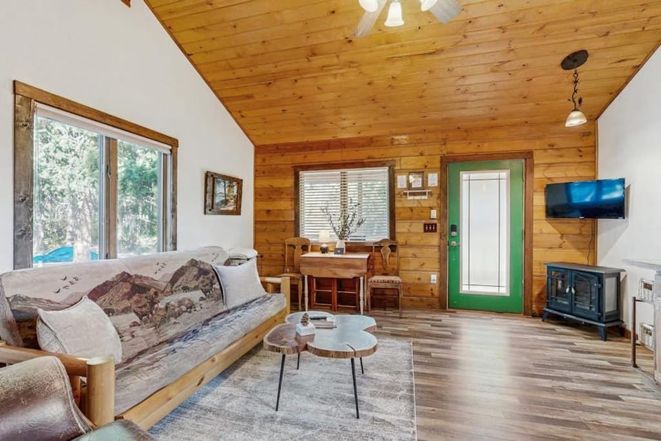 Bear Chalet House in Woods Bay