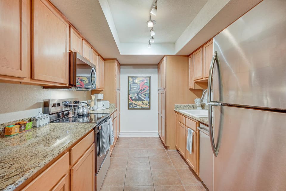 3 Mi to Camelback Mtn! Snowbird Escape w/ Pool House in Phoenix