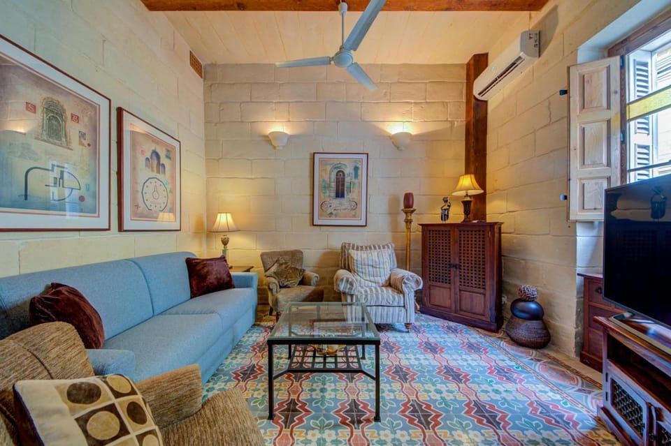 Timeless 3BR Sliema Townhouse with Hot Tub House in Sliema