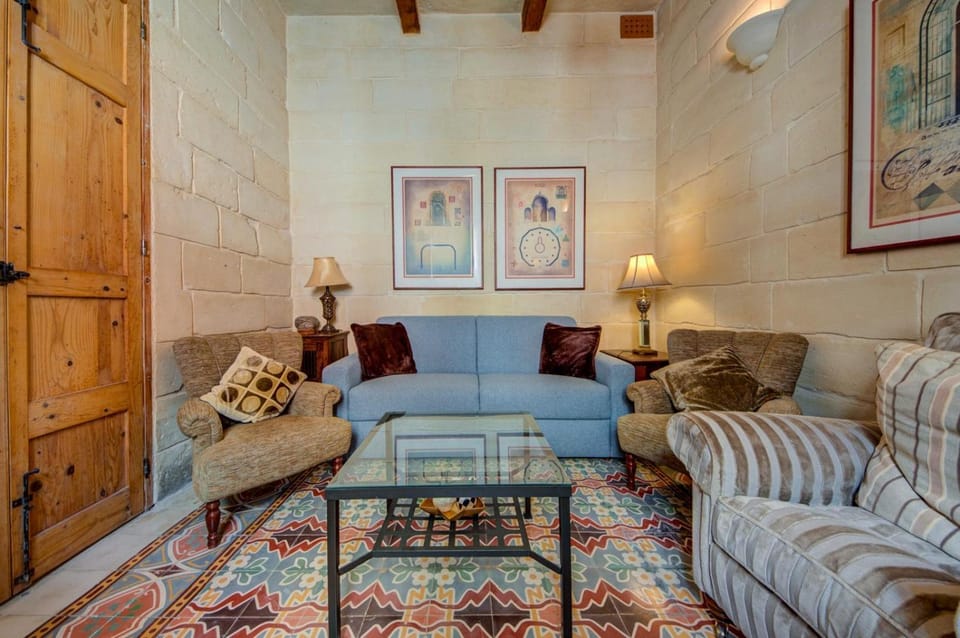 Timeless 3BR Sliema Townhouse with Hot Tub House in Sliema