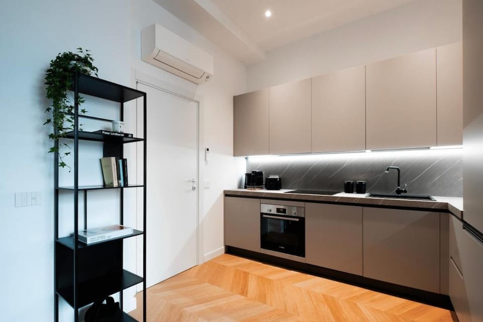 Kitchen or kitchenette, dishwasher, oven