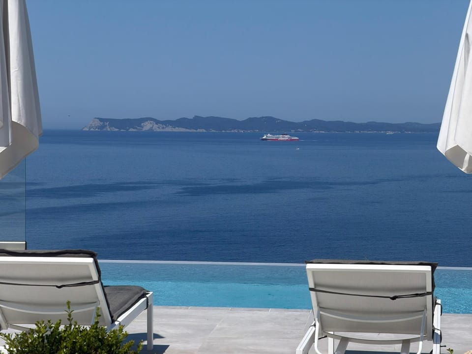 Patio, Day, Natural landscape, View (from property/room), Pool view, Sea view, Swimming pool, sunbed