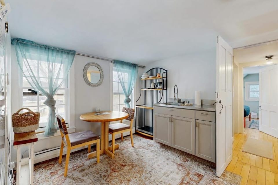 The Hilltop - West Wing Apartment in Waterbury