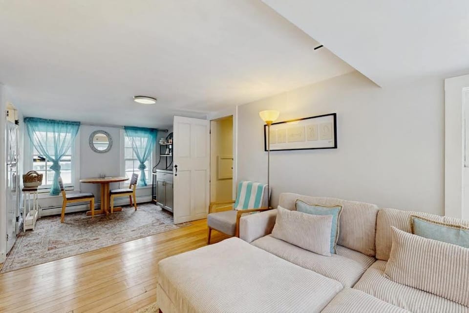 The Hilltop - West Wing Apartment in Waterbury