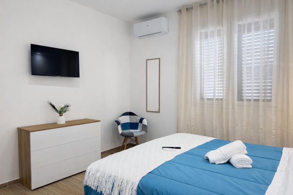 Bed, TV and multimedia, Photo of the whole room, towels, air conditioner