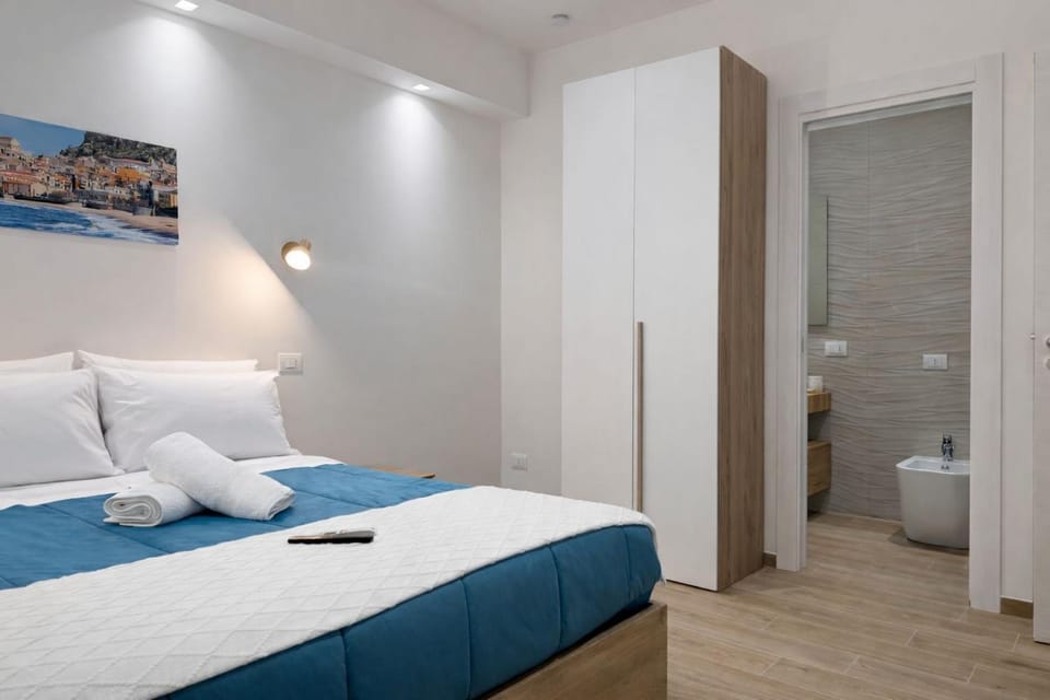 Bedroom, towels