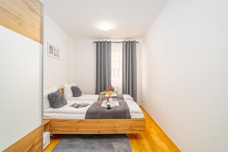 Bed, Living room, Photo of the whole room, Seating area, Bedroom, towels