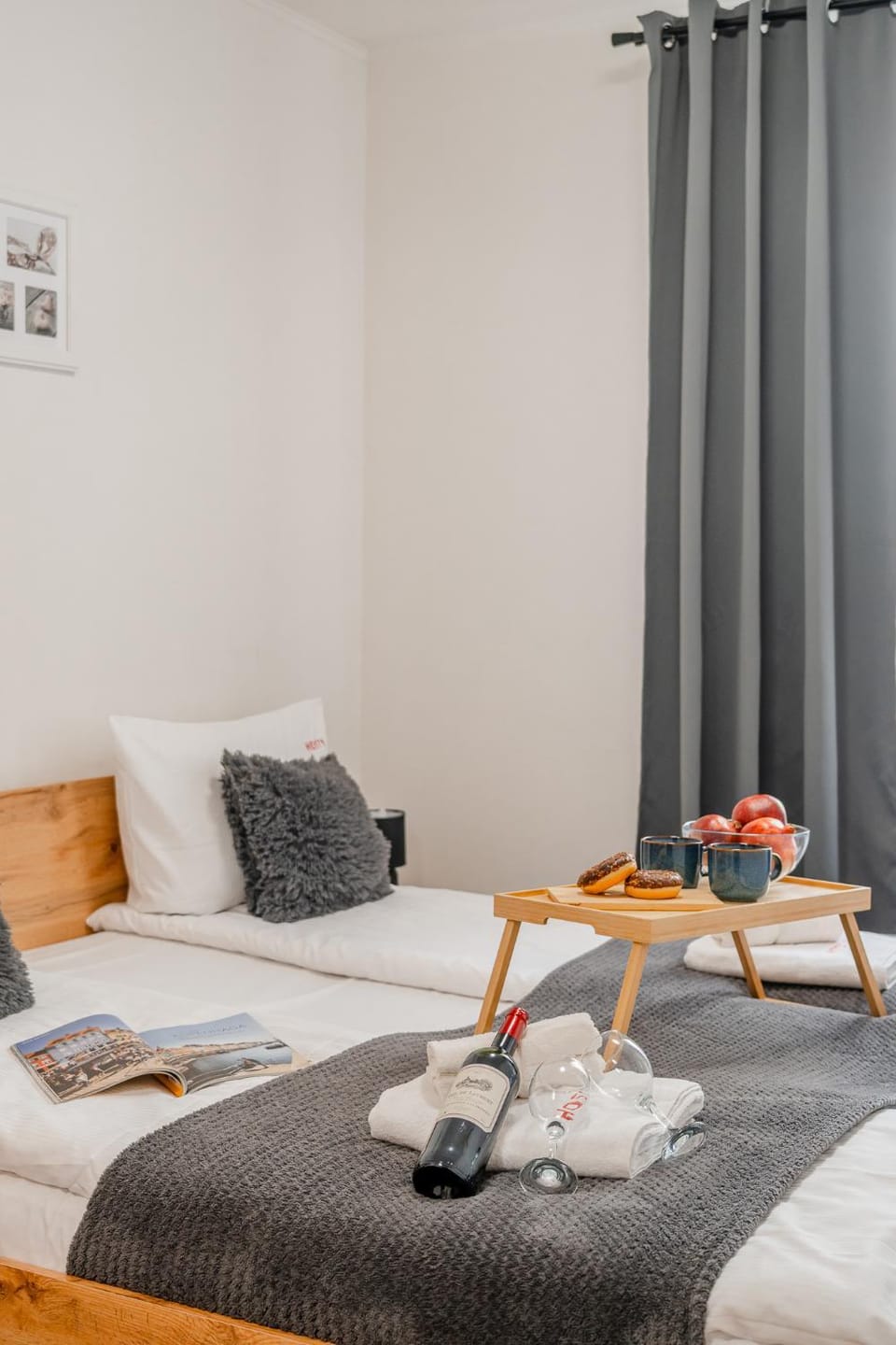 Bed, Living room, Photo of the whole room, Seating area, Bedroom, towels