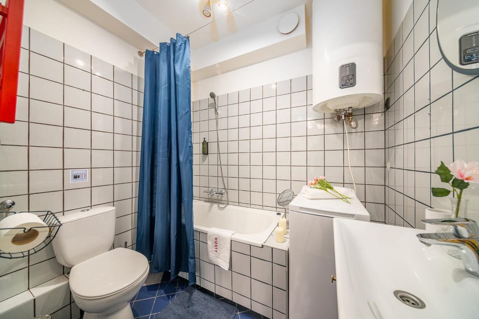 Shower, Toilet, Bathroom, Bath, towels, washing machine