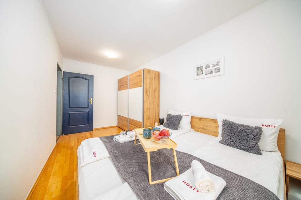 Bed, Kitchen or kitchenette, Living room, Photo of the whole room, Seating area, Bedroom, towels, wardrobe