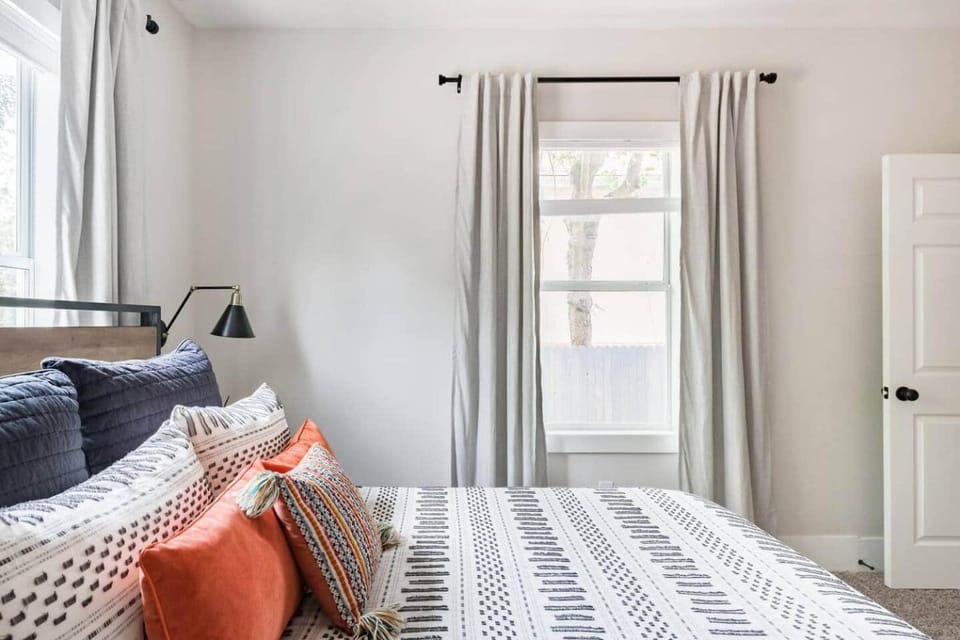 Stay on a Restored 1920 Residence mins to Riverwalk House in San Antonio