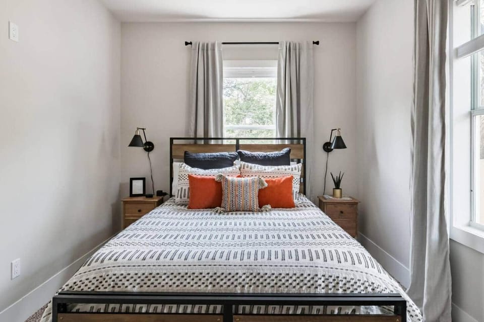 Stay on a Restored 1920 Residence mins to Riverwalk House in San Antonio