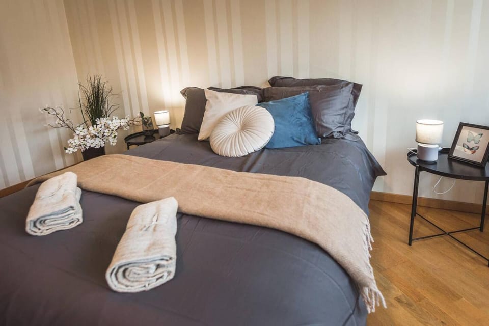 Bed, Bedroom, towels
