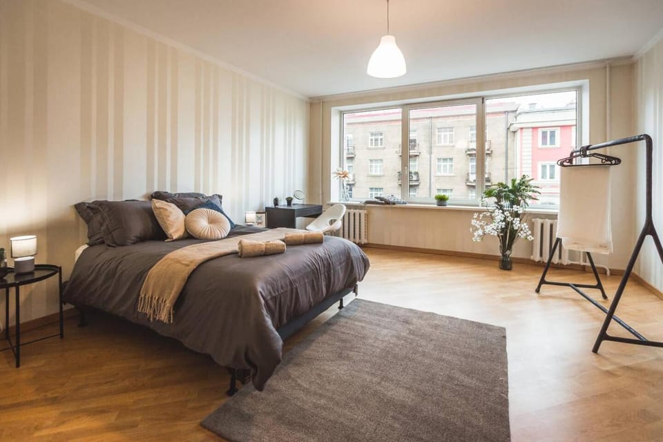 Bed, Seating area, Bedroom