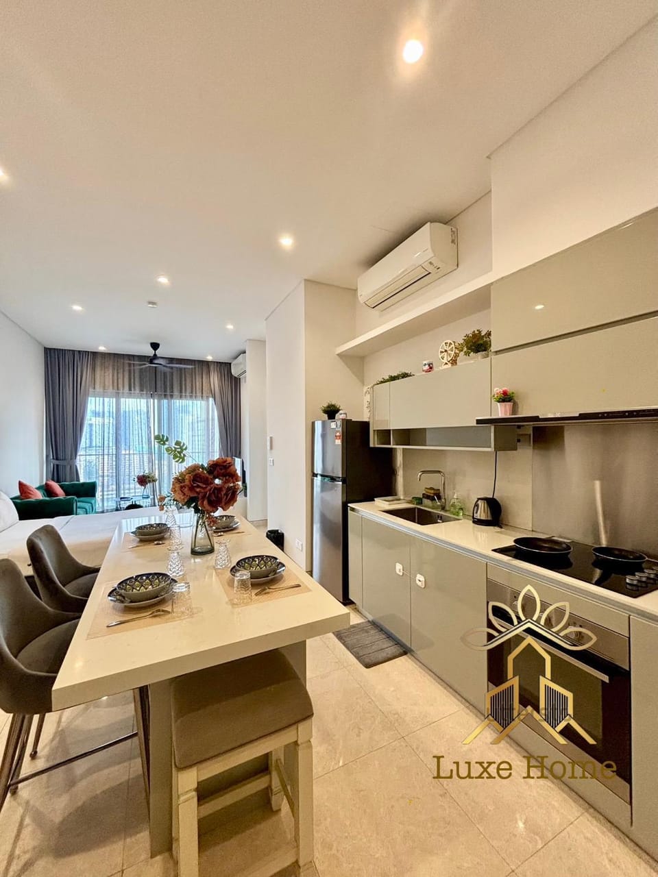 Kitchen or kitchenette, Dining area