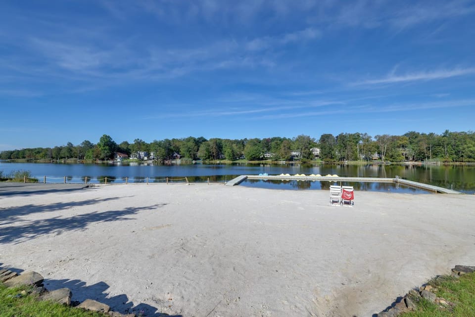 All-Season Fun! Tobyhanna Getaway w/ Lake Access House in Coolbaugh Township