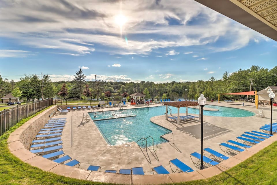 All-Season Fun! Tobyhanna Getaway w/ Lake Access House in Coolbaugh Township