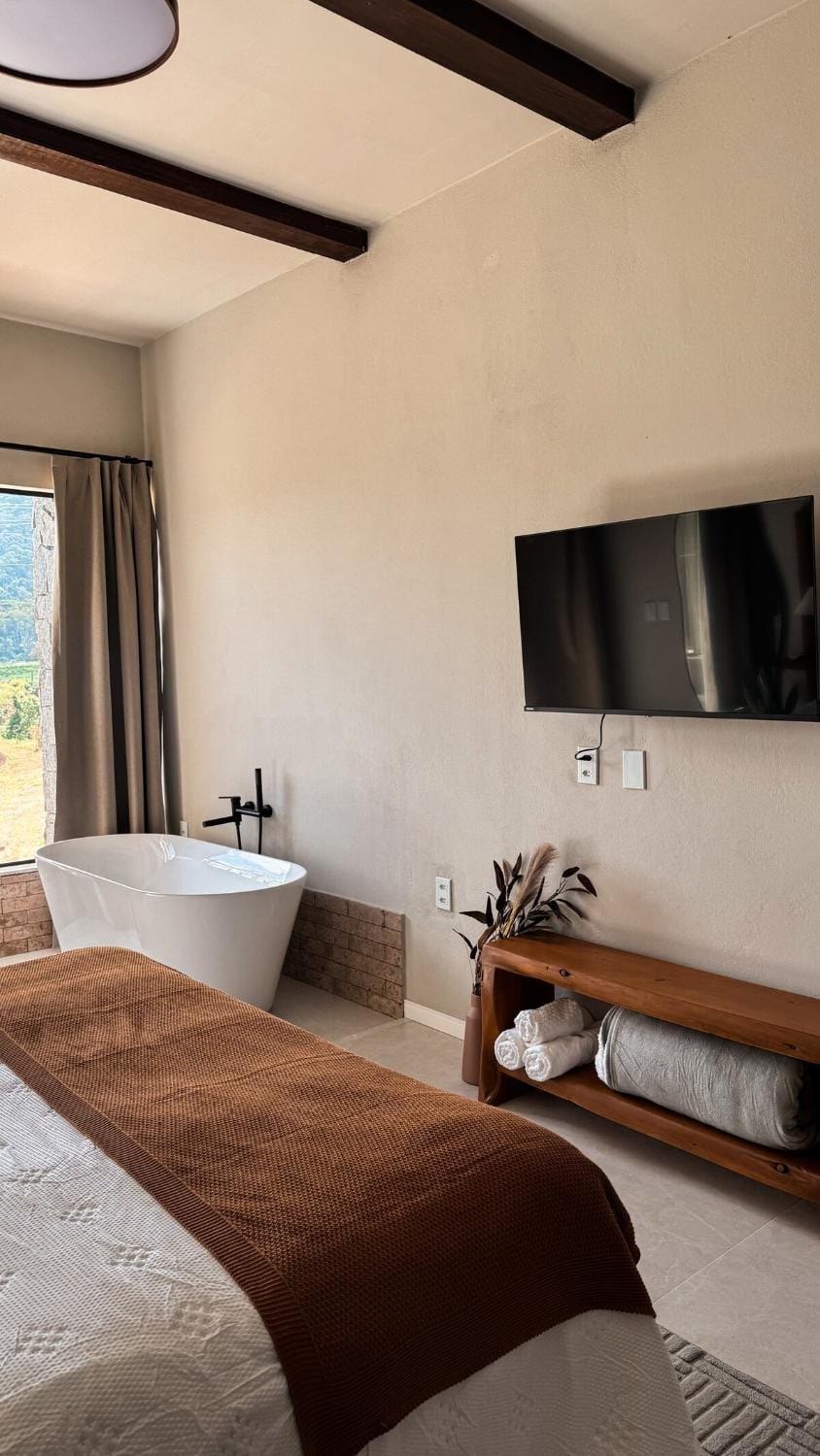 Bed, TV and multimedia, Photo of the whole room, Bedroom, Bath