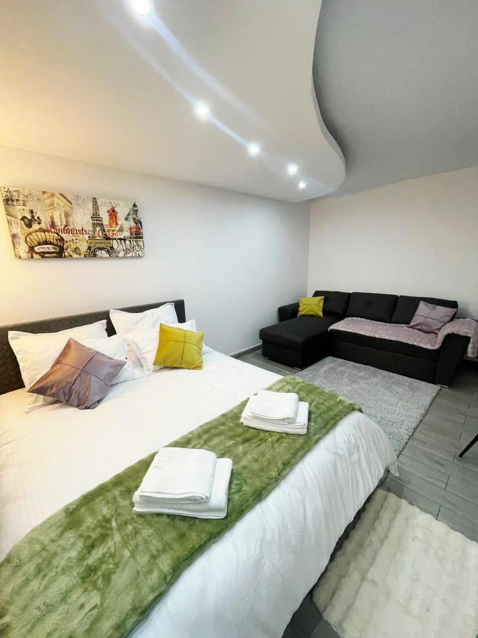Bed, Living room, Photo of the whole room, Seating area, towels