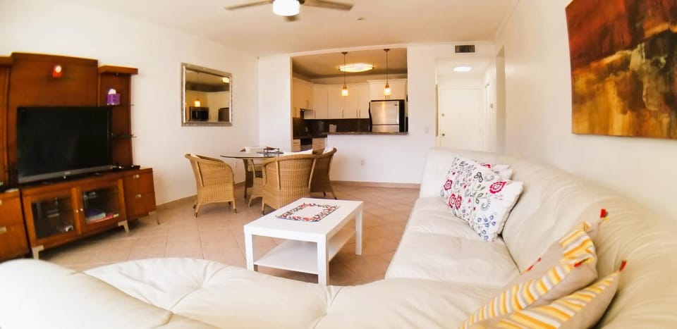 Oceanfront Luxury Escape Hollywood, FL Free Parking & No Resort Fees! Apartment in Hollywood Beach